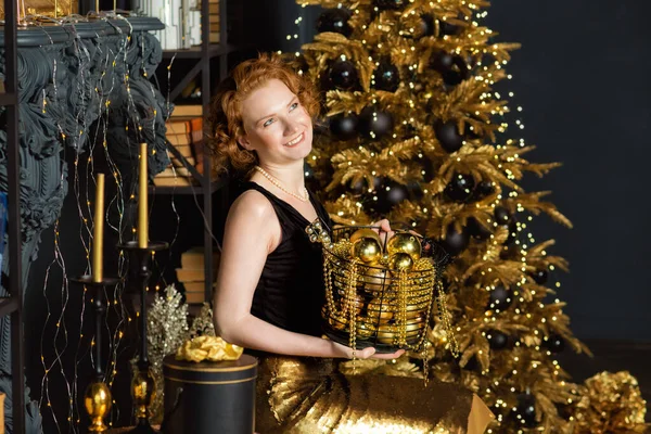 Eine Junge Frau Mit Weihnachtsgeschenkschachteln Hält Geschenke Vor Dem Hintergrund — Stockfoto