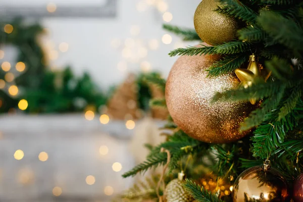 Decorações Natal Galhos Árvore Sempre Verdes Com Guirlandas Brilhantes Foco — Fotografia de Stock