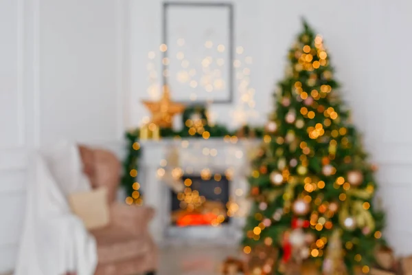 Ağaçlı Neşeli Bokeh Işıklandırmalı Bulanık Tatil Geçmişi Olan Noel Odası — Stok fotoğraf