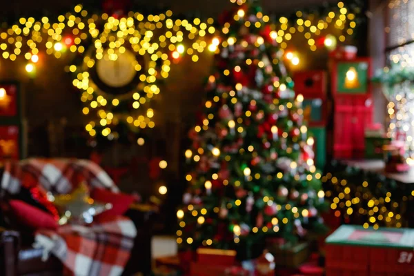 Homályos Kilátás Egy Elegáns Karácsonyi Szoba Belső Egy Sötét Szobában — Stock Fotó