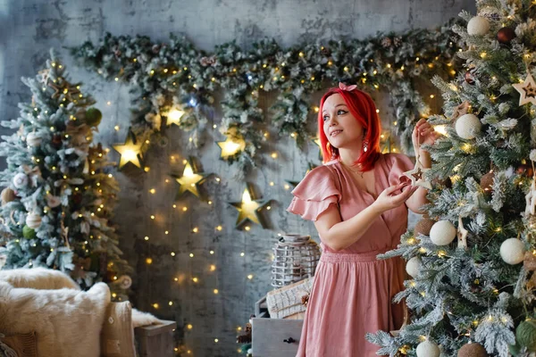 Frohe Weihnachten Und Frohe Feiertage Eine Junge Frau Schmückt Drinnen — Stockfoto