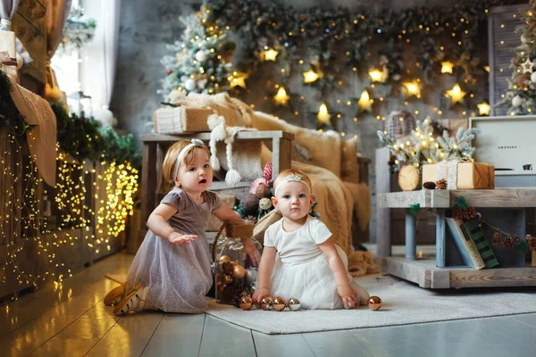 Nette Mädchen Schmücken Den Weihnachtsbaum Drinnen Glückliches Kleines Lächelndes Mädchen — Stockfoto