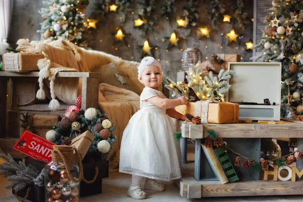 Frohe Weihnachten Und Frohe Feiertage Nettes Kleines Mädchen Schmückt Den — Stockfoto