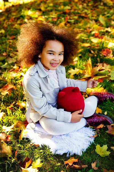 Linda Chica Afro Está Sonriendo Ampliamente Aire Libre Haciendo Picnic —  Fotos de Stock