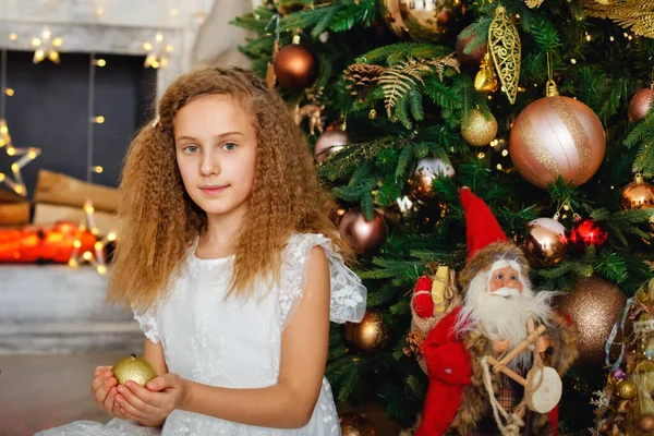 Das Konzept Von Neujahr Und Weihnachten Porträt Eines Hübschen Mädchens — Stockfoto