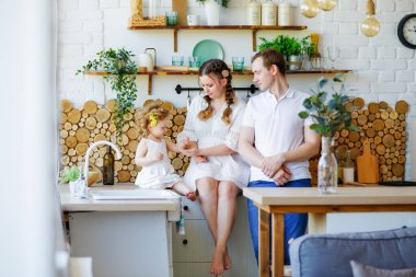 Birbirine aşık bir çift evde kahve eşliğinde lezzetli bir kahvaltı yapar, fotokopi çekerler. Birlikte sabah. Parlak mutfakta ailenle güzel vakit geçirmek..