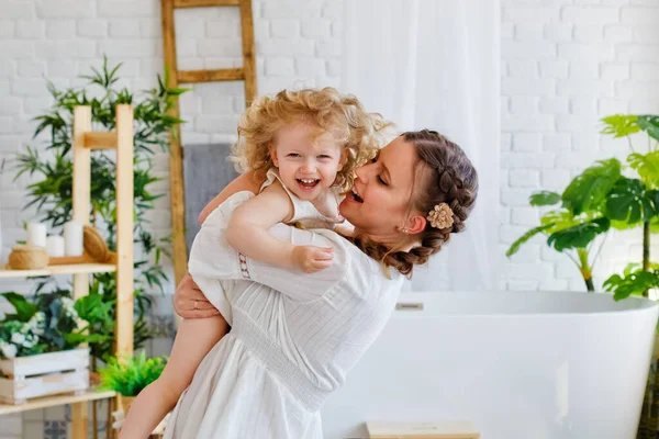 Feliz Família Amorosa Uma Mãe Sua Filha Menina Brincam Abraçam — Fotografia de Stock