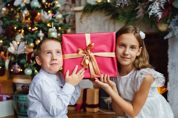 Brother Sister Smartly Dressed Gift Fireplace Christmas Tree Gifts Hold — Zdjęcie stockowe