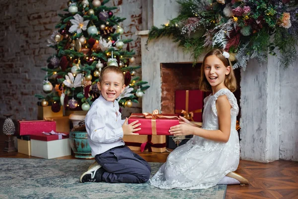 Broder Och Syster Snyggt Klädda Med Gåva Nära Öppen Spis — Stockfoto