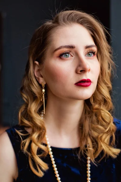 Eine Schöne Frau Einem Blauen Samtkleid Und Perlen Fenster — Stockfoto