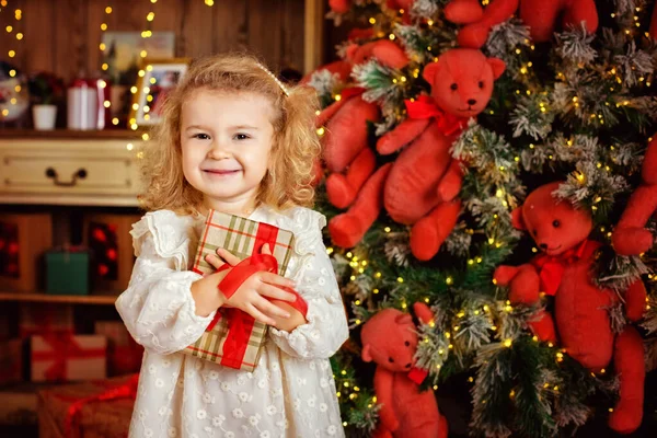 Kleines Blondes Mädchen Einem Weißen Kleid Mit Einem Geschenk Auf — Stockfoto