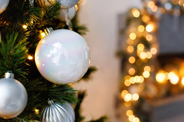 Вибірковий Фокус Білі Різдвяні Кульки Гілці Дерева Крупним Планом Готуємося — стокове фото