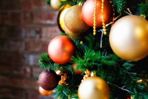 Foco Seletivo Árvore Natal Artificial Decorada Com Bolas Ouro Brilhantes — Fotografia de Stock