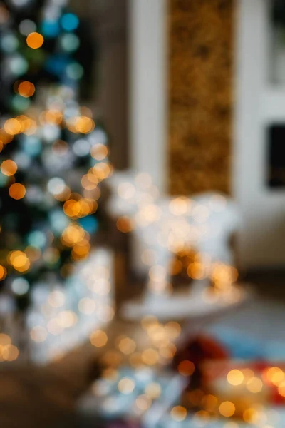 Der Verschwommene Weihnachtsbaum Ist Mit Orangefarbenen Gelben Und Roten Lichtern — Stockfoto