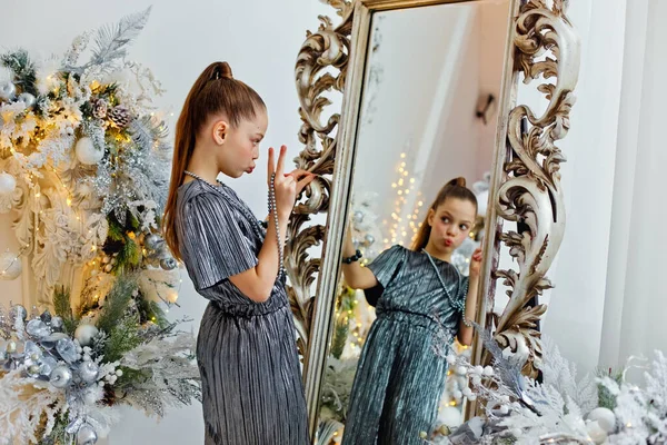 Teen Girl Einem Silbrig Glänzenden Modischen Overall Mit Spiegelung Spiegel — Stockfoto