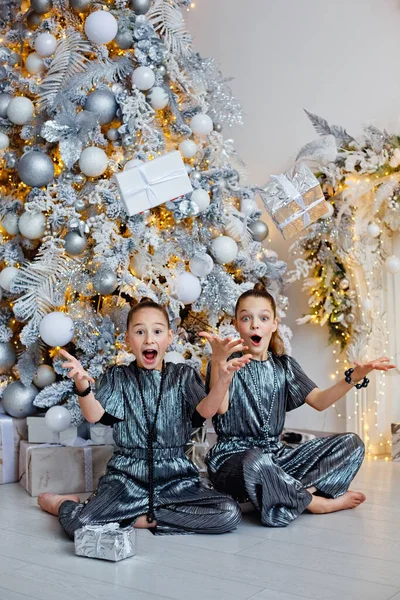 Zwei Mädchen Festlichen Outfits Stehen Einem Raum Der Für Neujahr — Stockfoto