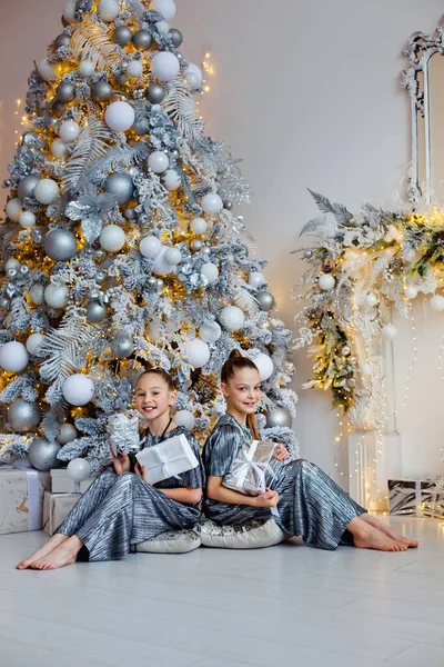 Zwei Mädchen Festlichen Outfits Stehen Einem Raum Der Für Neujahr — Stockfoto