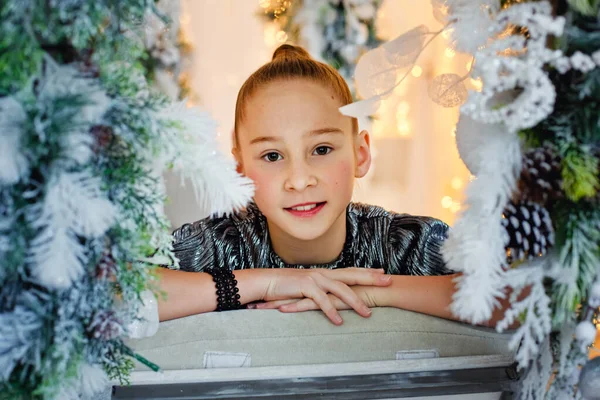 Porträt Eines Teenagermädchens Mit Weihnachtsdekoration Inneren Dekoriert Für Das Neue — Stockfoto