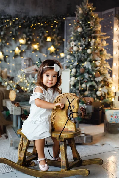 Ein Kleines Lächelndes Mädchen Weißen Kleid Reitet Auf Einem Hölzernen — Stockfoto