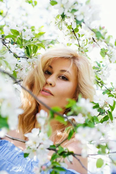 꽃피는 사과나무 공원에 아름다운 여자가 향기를 즐기는 — 스톡 사진