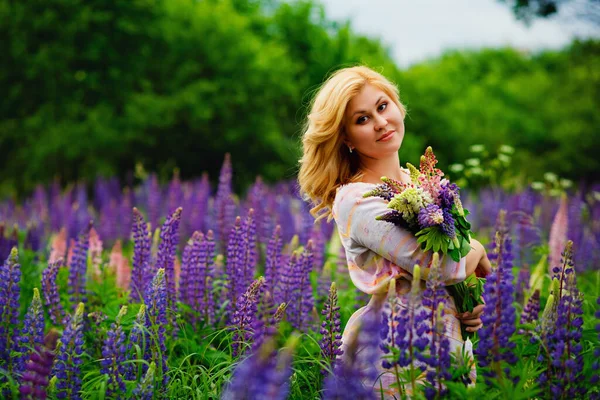 Красива Молода Блондинка Зеленому Полі Серед Фіолетових Люпинових Диких Квітів — стокове фото