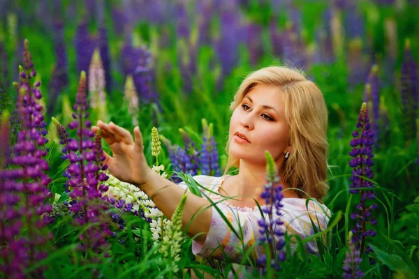 Mooie Jonge Blonde Een Groen Veld Tussen Paarse Lupine Wilde — Stockfoto