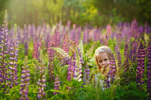 Una Niña Con Vestido Blanco Campo Con Flores Una Chica — Foto de Stock