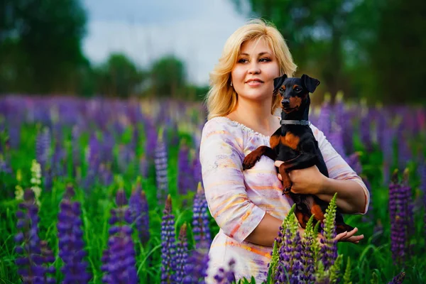 Une Fille Dans Une Clairière Avec Des Fleurs Lupin Violet — Photo