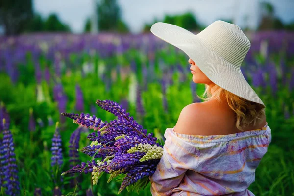 View Back Young Girl Dress Hat Bouquet Lupins Her Hands — Stock Photo, Image