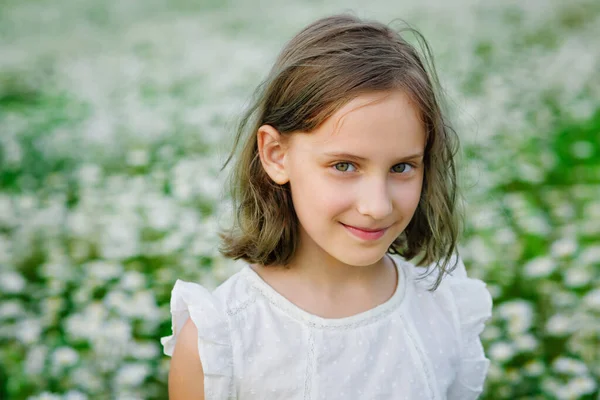 Close Retrato Uma Menina Sorridente Olhos Verdes Campo Margaridas — Fotografia de Stock