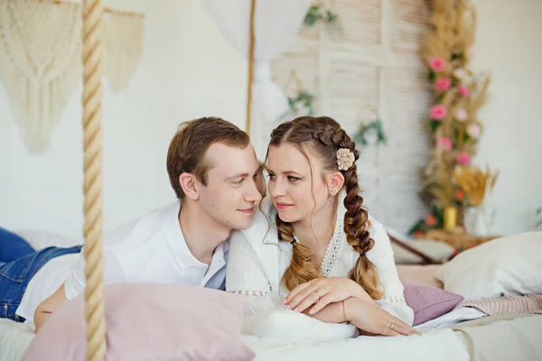 Happy Young Couple Enjoys Sitting Sofa Home Relaxing While Lying — Stock Photo, Image