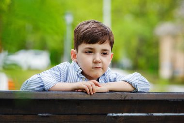 Parktaki düşünceli bir çocuğun büyük portresi..