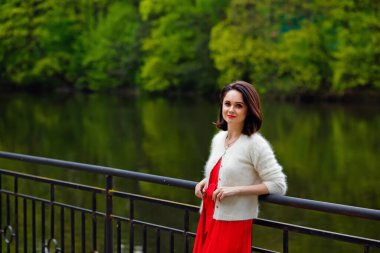 Parktaki demir köprüde poz veren kadınlar