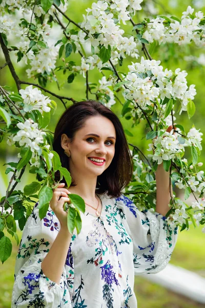 Brunette Fleurs Jeune Fille Étreint Grand Bouquet Fleurs Blanches Sourit — Photo