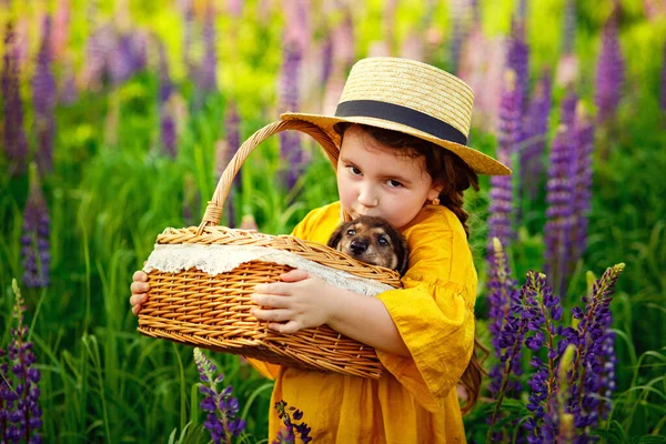 Ein Kleines Mädchen Mit Hut Hält Einen Korb Mit Einem — Stockfoto