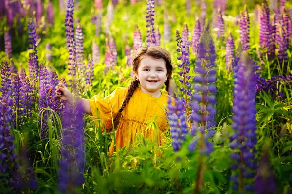 Retrato Una Linda Niña Con Montón Altramuces Luz Del Sol — Foto de Stock