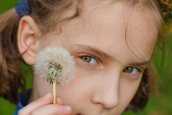 Een Meisje Houdt Zomer Een Paardebloem Bij Haar Gezicht Natuur — Stockfoto