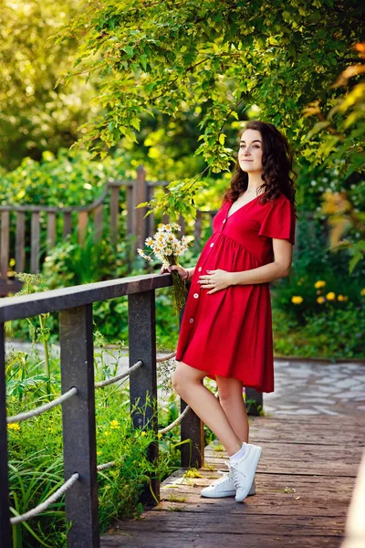 Una Giovane Donna Incinta Felice Vestito Rosso Con Fiori Nelle — Foto Stock