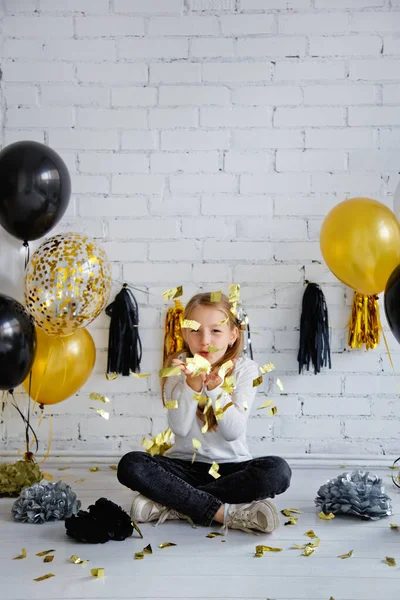 Cumpleaños Niña Está Decorado Con Globo Negro Dorado Soplando Confeti — Foto de Stock