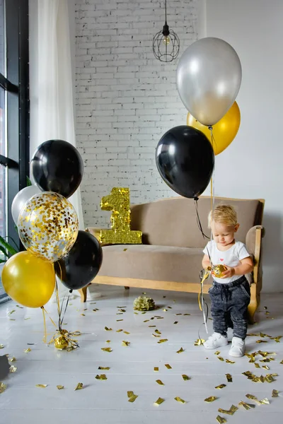 Lindo Chico Rubio Primer Cumpleaños Una Fiesta Decorada Colores Oro — Foto de Stock