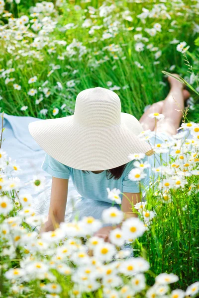 Een Mooie Vrouw Met Een Grote Strohoed Die Haar Gezicht — Stockfoto