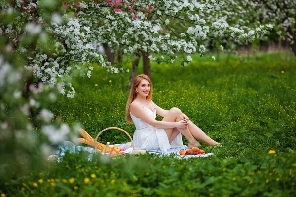 Une Belle Jeune Femme Fait Pique Nique Jour Printemps Dans — Photo