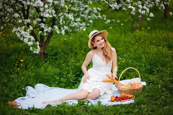 Positive Lady Hat Sundress Laughs Background Blooming Apple Tree Optimistic — Stock Photo, Image