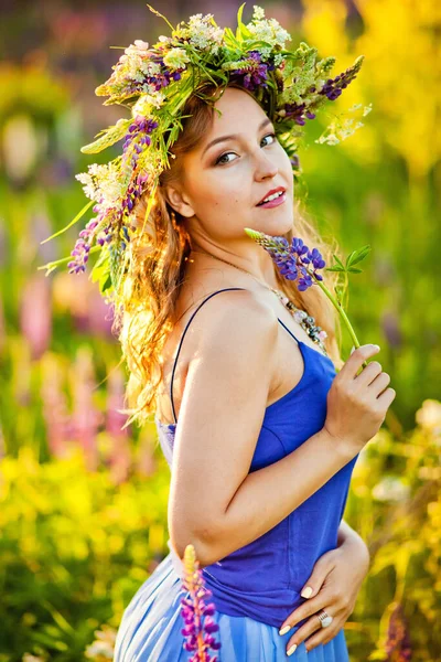 Una Ragazza Con Una Corona Fiori Testa Siede Tramonto Campo — Foto Stock