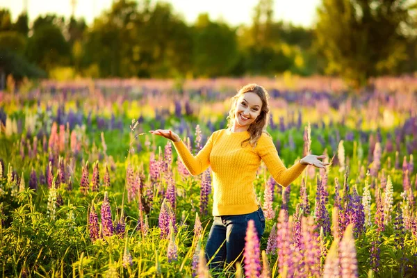 Una Donna Felice Maglione Giallo Salta Gode Vita Campo Lupini — Foto Stock