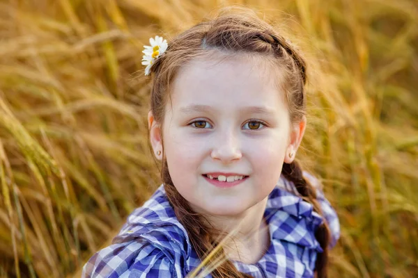 Portret Uśmiechniętej Dziewczynki Polu Pszenicy Świeżym Powietrzu Natura Wsi — Zdjęcie stockowe