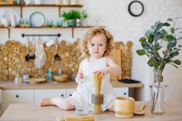 Cute Little Girl Zabawy Domu Ekologicznych Drewnianych Zabawek Dziecko Zabawy — Zdjęcie stockowe