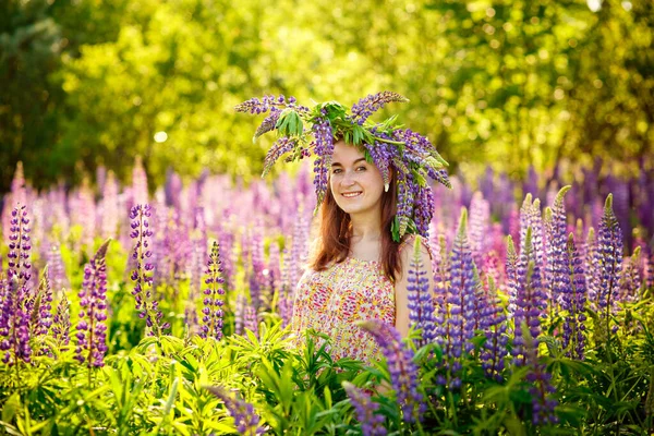 Tânără Fată Frumoasă Care Deține Floare Mare Lupin Violet Într — Fotografie, imagine de stoc