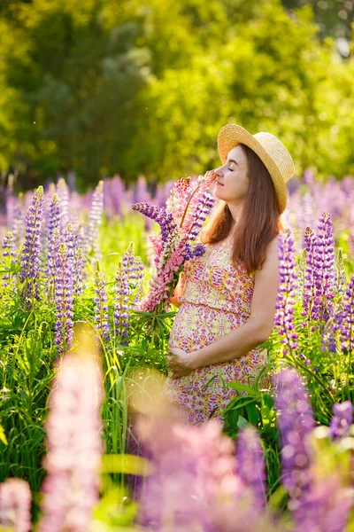 Uma Mulher Grávida Vestido Verão Com Uma Coroa Flor Com — Fotografia de Stock