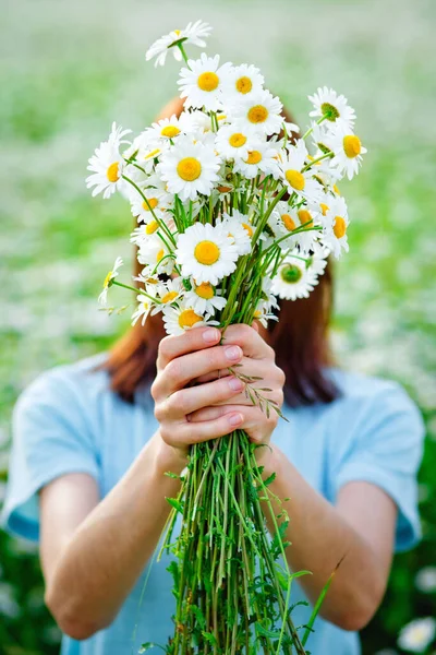 Focus Selettivo Una Giovane Donna Abito Blu Tiene Davanti Mazzo — Foto Stock